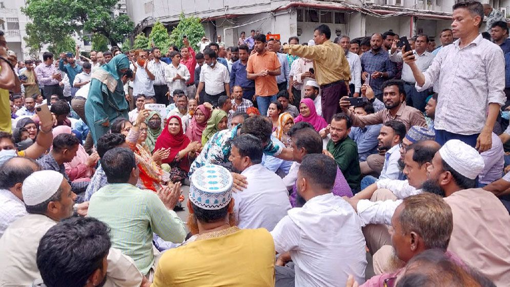 সচিবালয়ে সরকারি কর্মচারীদের বিক্ষোভের চতুর্থ দিন, নিরাপত্তা জোরদার
