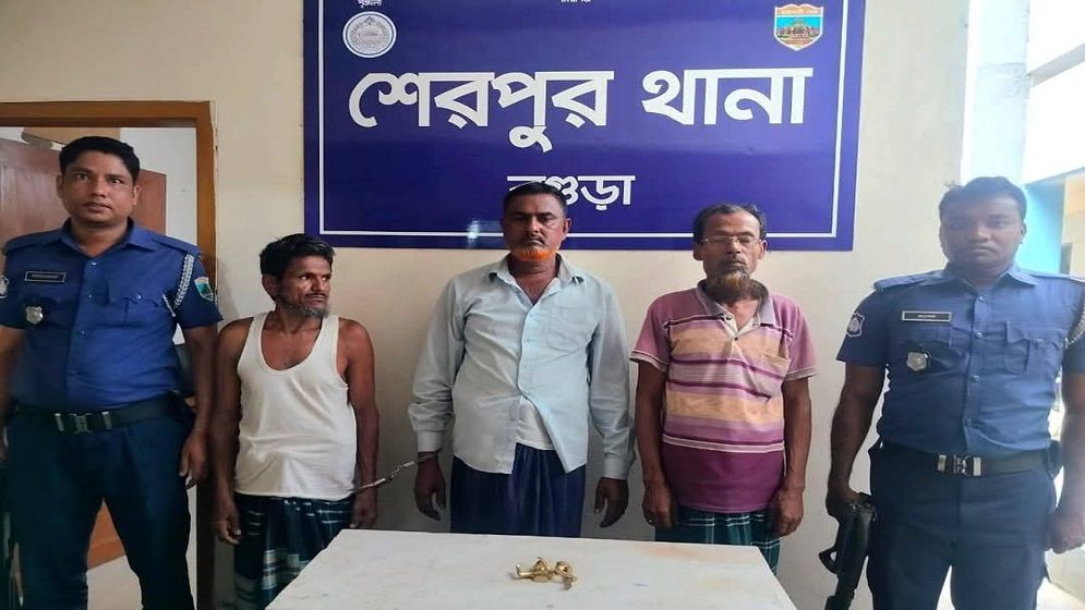 বগুড়ায় নকল স্বর্ণের মূর্তি বিক্রির নামে প্রতারণা, গ্রেপ্তার ৩ প্রতারক