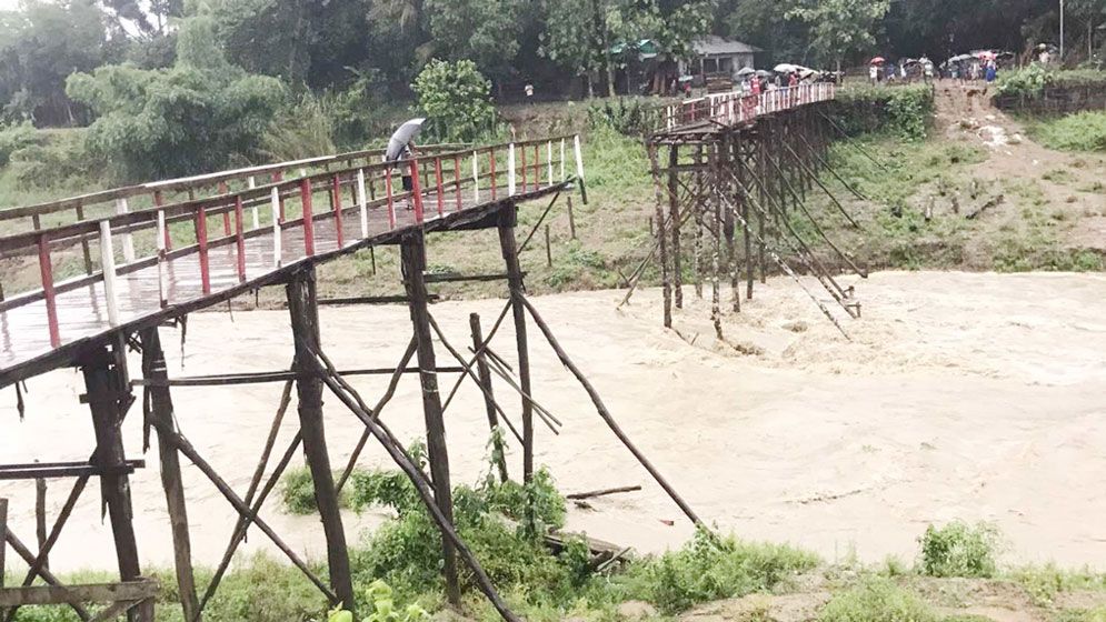 পাহাড়ি ঢলে ভেঙে গেল ধোপাছড়ির কাঠের সেতু