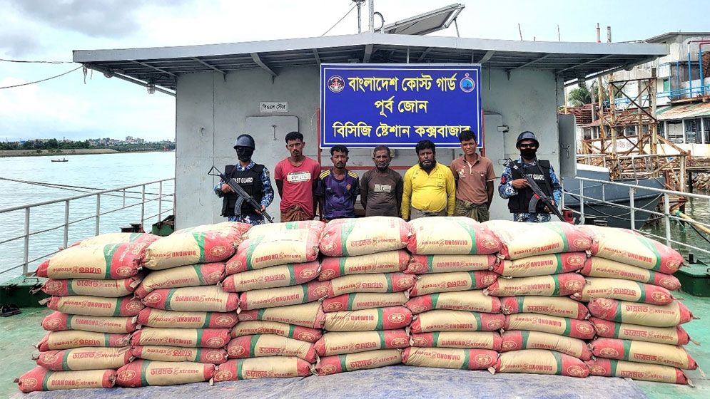 মিয়ানমারে পাচারকালে ৩৪০ বস্তা সিমেন্টসহ পাঁচজন আটক