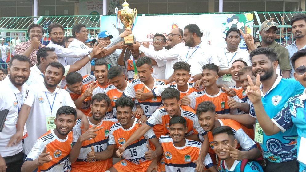 কুমিল্লাকে হারিয়ে হ্যাট্রিক শিরোপা ঘরে তুললো কক্সবাজার জেলা ফুটবল দল