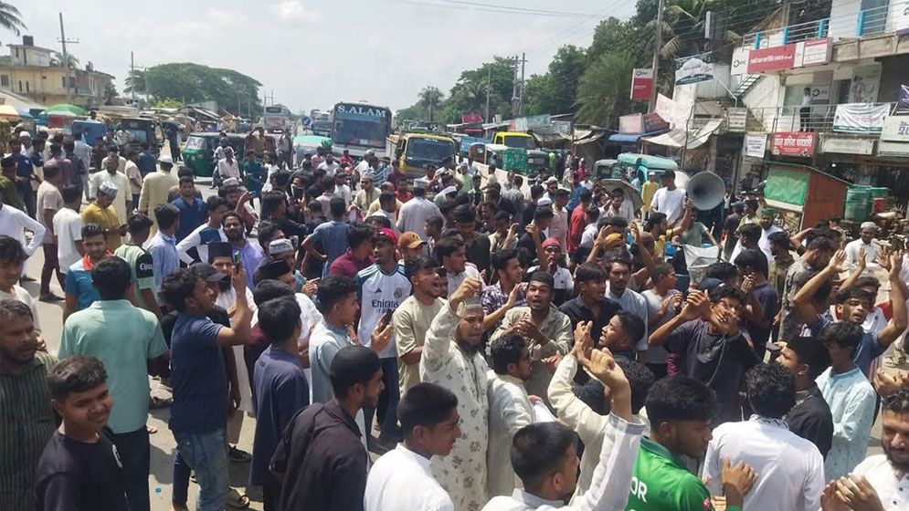 মাওলানা রইস উদ্দিন হত্যার প্রতিবাদে চট্টগ্রামজুড়ে সড়ক অবরোধ