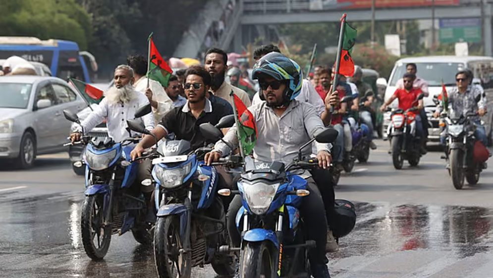 খালেদা জিয়া দেশে : বিমানবন্দর থেকে ফিরোজা পর্যন্ত নেতাকর্মীদের ঢল