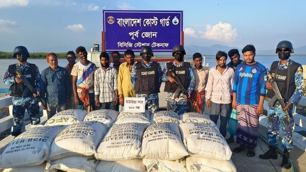 মিয়ানমারে পাচারকালে ৬০০ বস্তা সার সহ ১০ পাচারকারি আটক