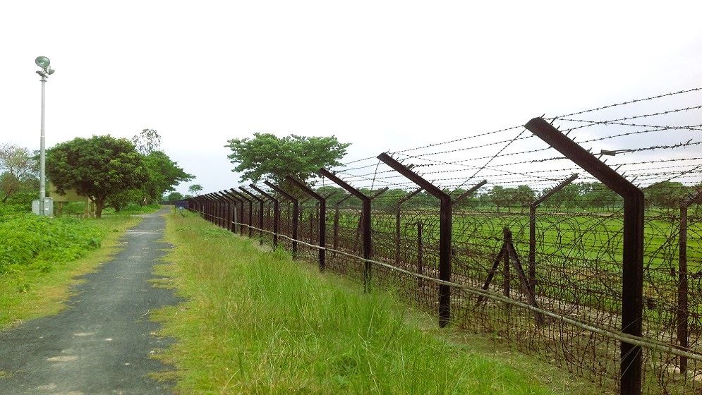 দিনাজপুর সীমান্তে বিএসএফের হাতে দুই কৃষক আটক, প্রতিবাদে দুই ভারতীয় আটক