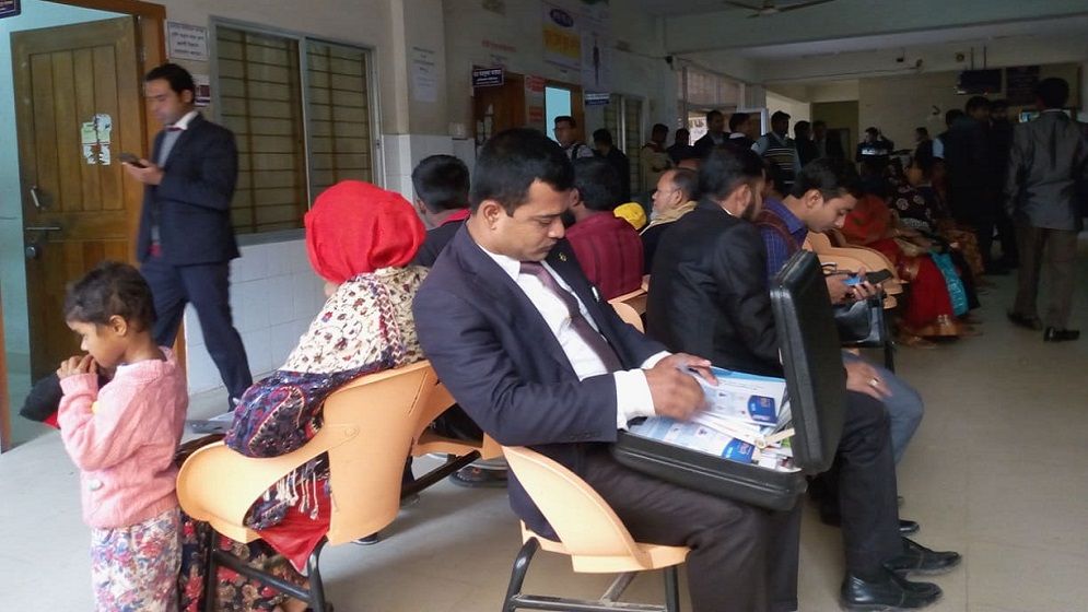 চিকিৎসকের সাথে সরাসরি দেখা করতে পারবেন না ওষুধ কোম্পানির প্রতিনিধিরা