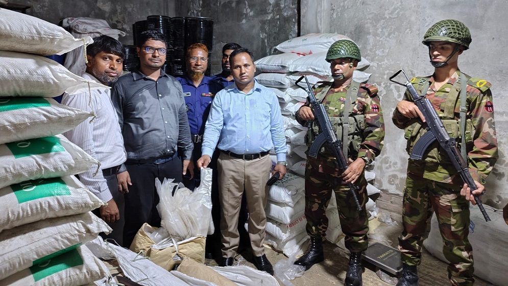 বগুড়ায় পাঁচটি গুদাম থেকে ৫ হাজার কেজি পলিথিন জব্দ