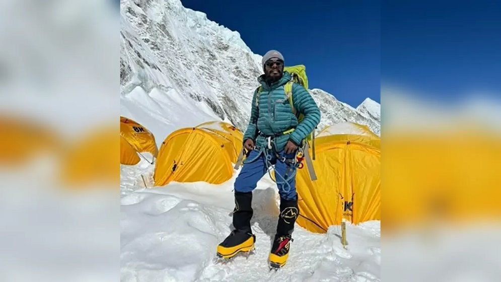 এভারেস্ট জয় করলেন ইকরামুল হাসান শাকিল, বাংলাদেশের পতাকা ওড়ালেন শিখরে