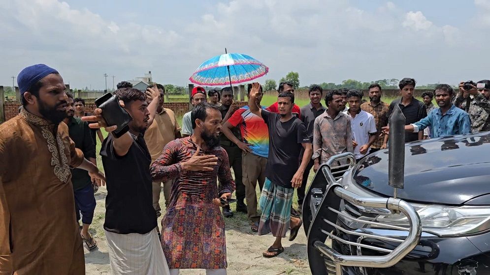 সালমান এফ রহমানের দখল থেকে রূপগঞ্জে সরকারী রাস্তা উদ্ধার, গ্রামবাসীর তোপের মুখে ইউএনও