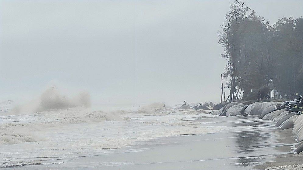 উত্তাল সাগরের ঢেউ আঘাত হানছে ঝাউবাগান ও জিওব্যাগে, বন্ধ ব্যবসাও
