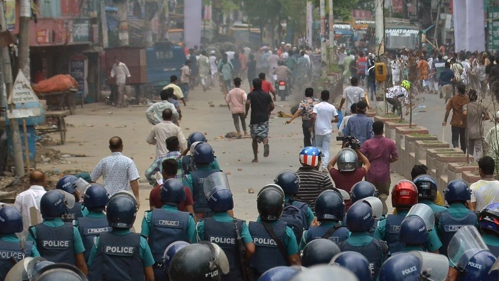 ইমাম রইস হত্যাকারীদের বিচার দাবিতে চট্টগ্রামে সড়ক অবরোধ