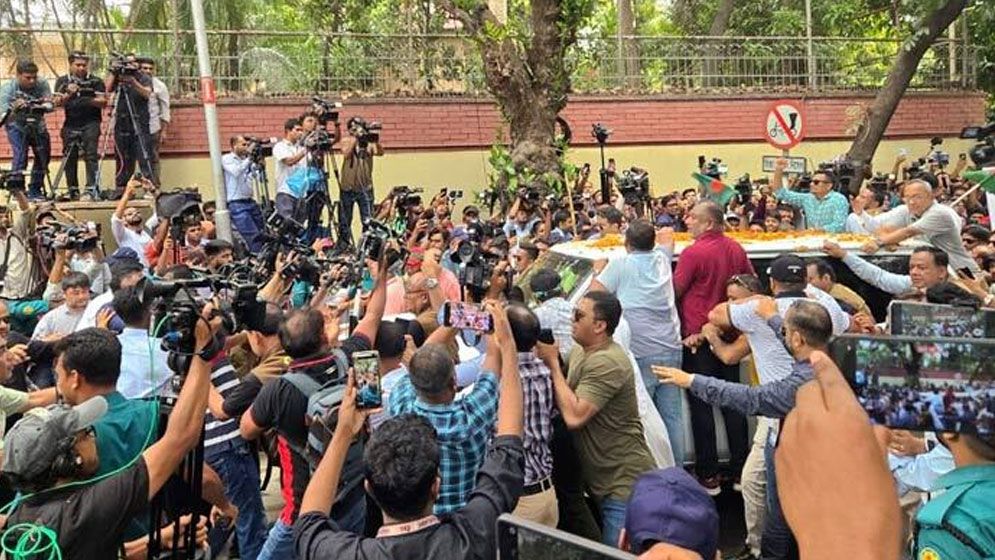 ফিরোজায় পৌঁছেছেন খালেদা জিয়া