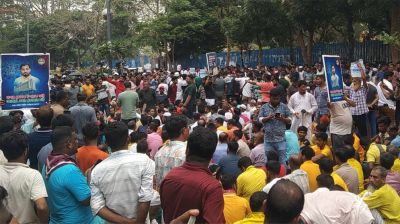 ইশরাককে মেয়র ঘোষণার দাবিতে দ্বিতীয় দিনের অবস্থান