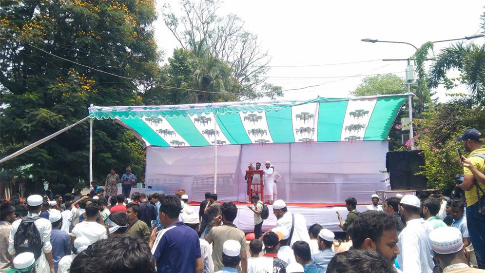 মঞ্চে জুমার নামাজ আদায় আন্দোলনকারীদের, সমাবেশ শুরু