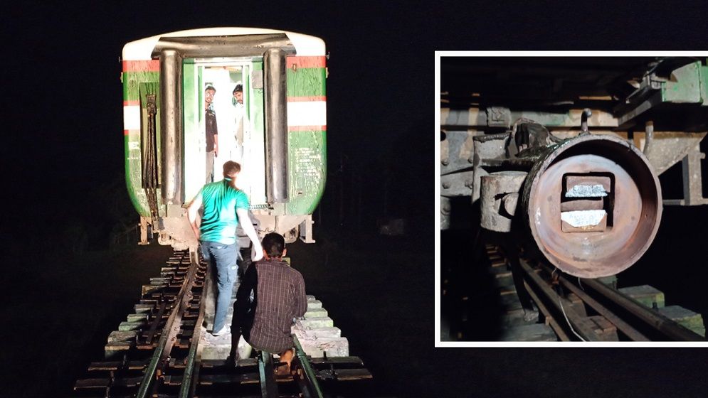 রেলব্রিজে ১৩ বগি ফেলে এগিয়ে গেল ইঞ্জিন, দুর্ভোগে যাত্রীরা