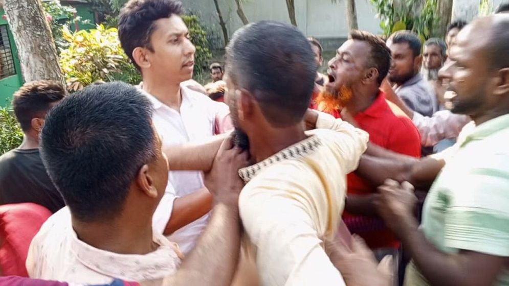 রাজবাড়ীতে হত্যা মামলার আসামির বাড়িতে ভাঙচুর, বাধা দিতে গিয়ে আহত এসআই