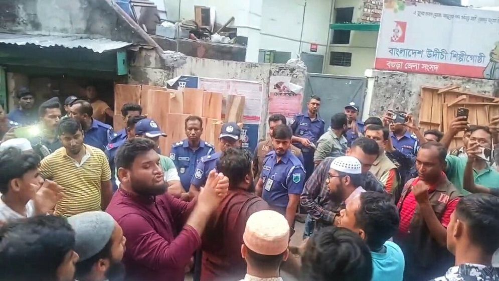 বগুড়ায় জাতীয় সঙ্গীত গাওয়ার কর্মসূচিতে ফ্যাসিবাদ বিরোধী মঞ্চের হামলা