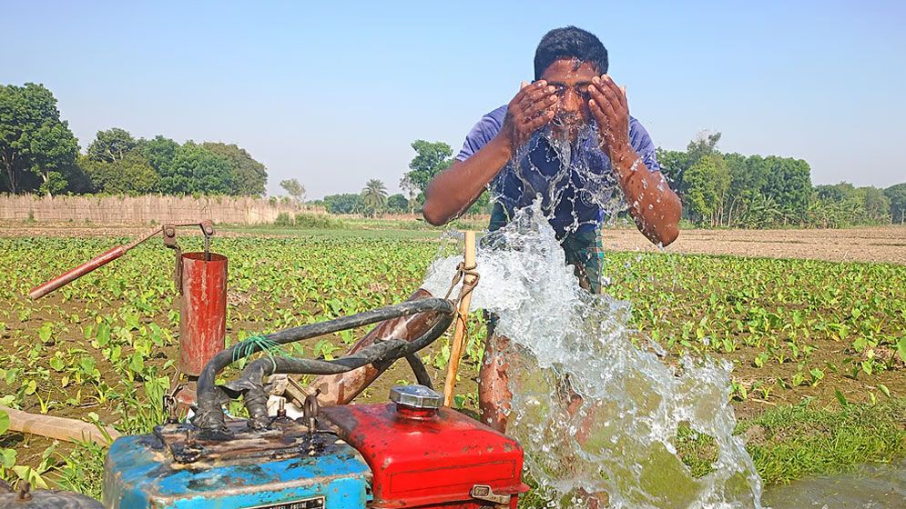 তীব্র তাপপ্রবাহে পুড়ছে রাজশাহী-চুয়াডাঙ্গা