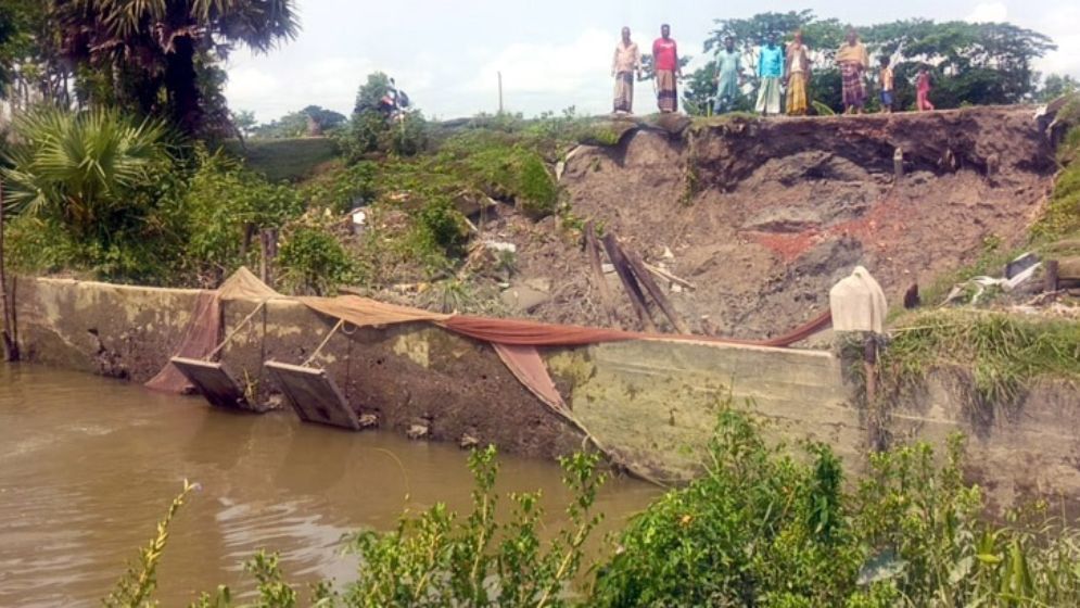 কলাপাড়ায় বেড়িবাঁধ ধসে পাঁচ গ্রামের মানুষ জলোচ্ছ্বাস শঙ্কায়