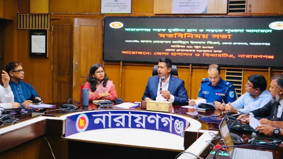 ড্রাইভার ও হেল্পারদের আলাদা পোশাকের ব্যবস্থা নারায়ণগঞ্জ জেলা প্রশাসকের