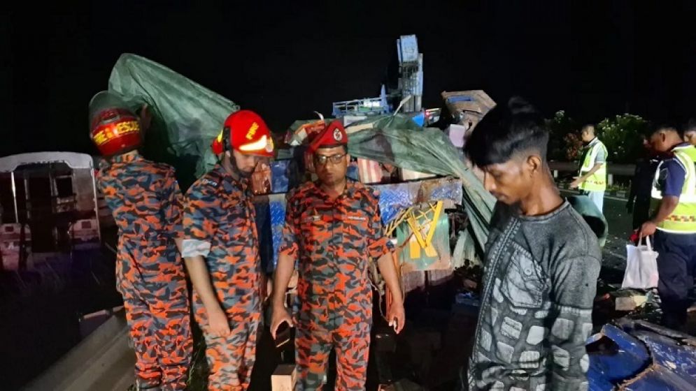 ঢাকা-মাওয়া এক্সপ্রেসওয়ে : ট্রাকের পেছনে বাসের ধাক্কা, নিহত ৪