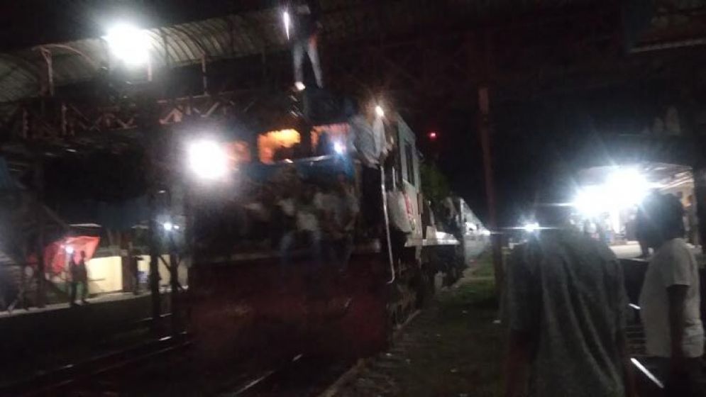 যান্ত্রিক ত্রুটি : মোবাইল ফোনের টর্চের আলোয় চলল ট্রেন