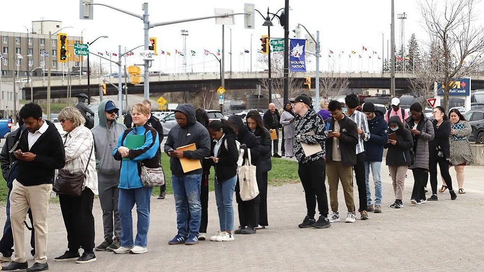 কানাডায় চাকরির সংকট, কর্মসংস্থান মেলায় চাকরির জন্য দীর্ঘ লাইনে