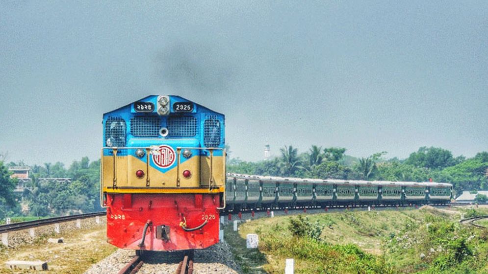 ইঞ্জিন বিকল হয়ে মাঝপথে থেমে গেল কক্সবাজার এক্সপ্রেস