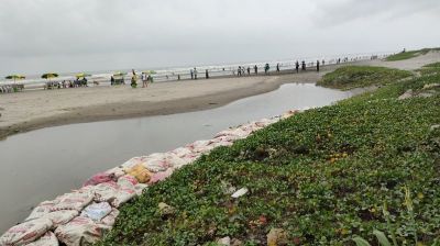 কক্সবাজার সৈকতে উৎকট দুর্গন্ধে টেকা দায়