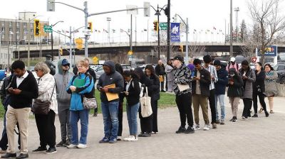 কানাডায় চাকরির সংকট, কর্মসংস্থান মেলায় চাকরির জন্য দীর্ঘ লাইনে