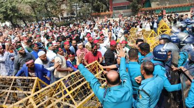 চাকরিচ্যুত বিডিআর সদস্যদের শাহবাগ মোড় অবরোধ