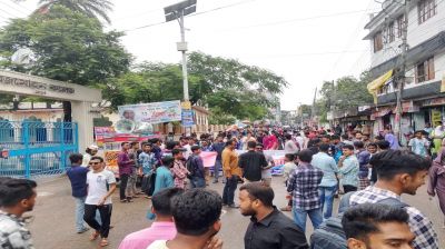 বরিশাল বিএম কলেজ :  আবাস সংকট দূরসহ পাঁচ দফা দাবিতে সড়ক অবরোধ করে বিক্ষোভ