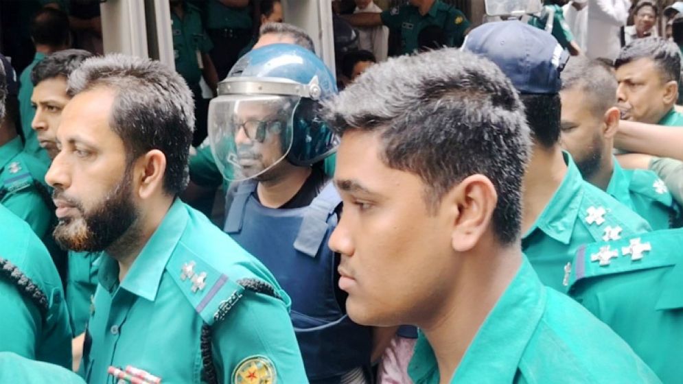 নিজেকে নির্দোষ দাবি পলকের