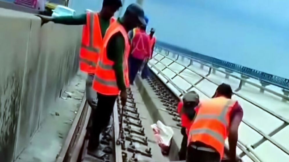 তুলে ফেলা হচ্ছে যমুনা সেতুর রেলপথ