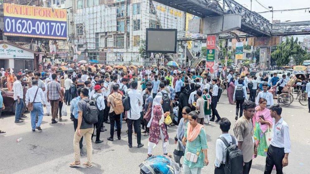 সহপাঠী নিহত : সায়েন্স ল্যাব মোড় অবরোধ আইডিয়ালের শিক্ষার্থীদের