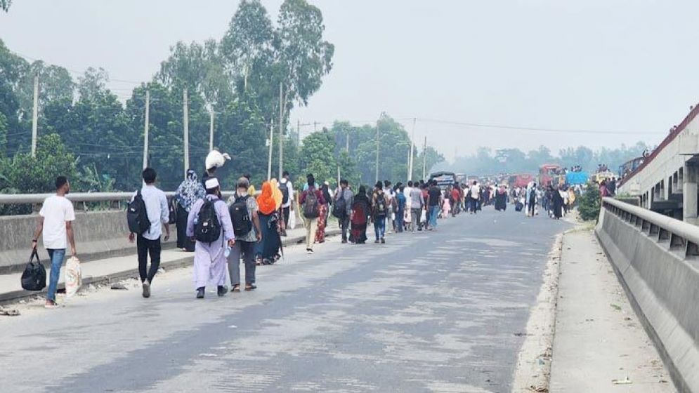 গাড়ি না পেয়ে হেঁটেই ঢাকামুখী যাত্রা