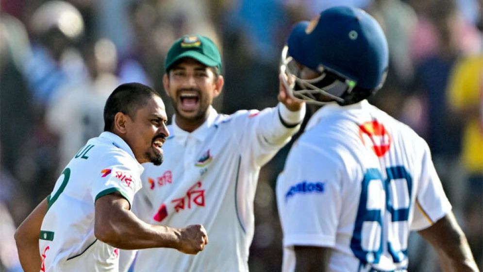 টানা দুই ওভারে দুই উইকেট শিকার তাইজুলের