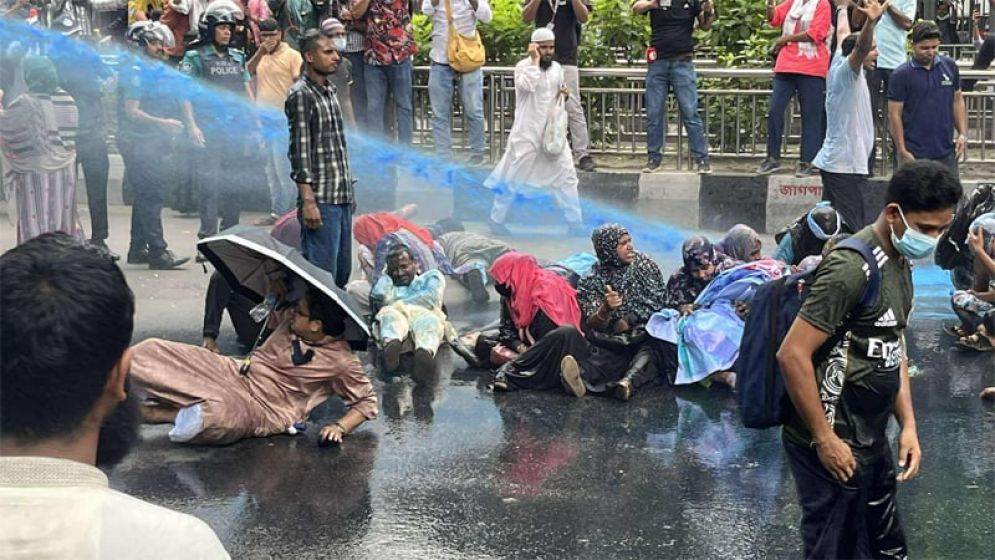 শিক্ষক নিবন্ধনে অংশ নেওয়াদের আন্দোলনে জলকামান-সাউন্ড গ্রেনেড
