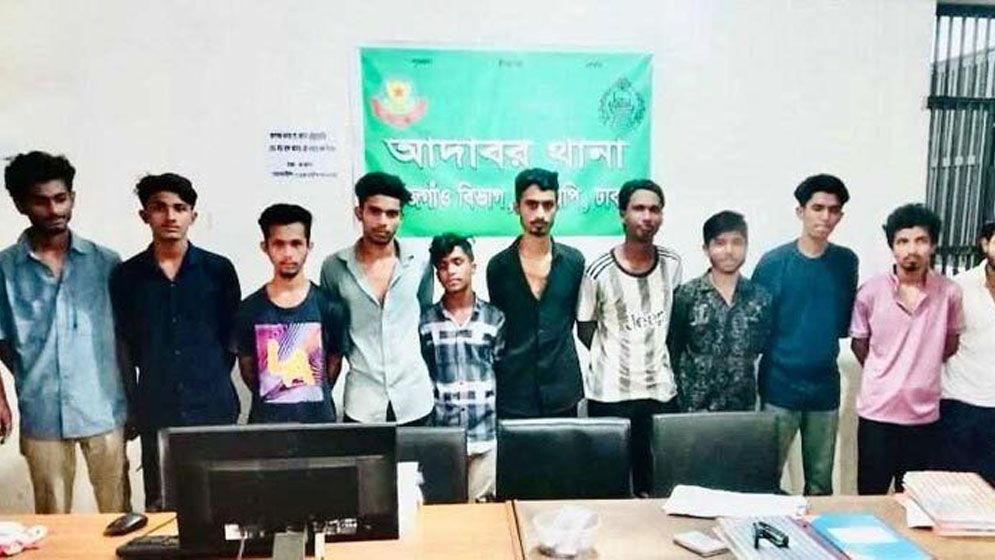রাজধানীর আবাসিক হোটেল থেকে গ্রেফতার ৩০