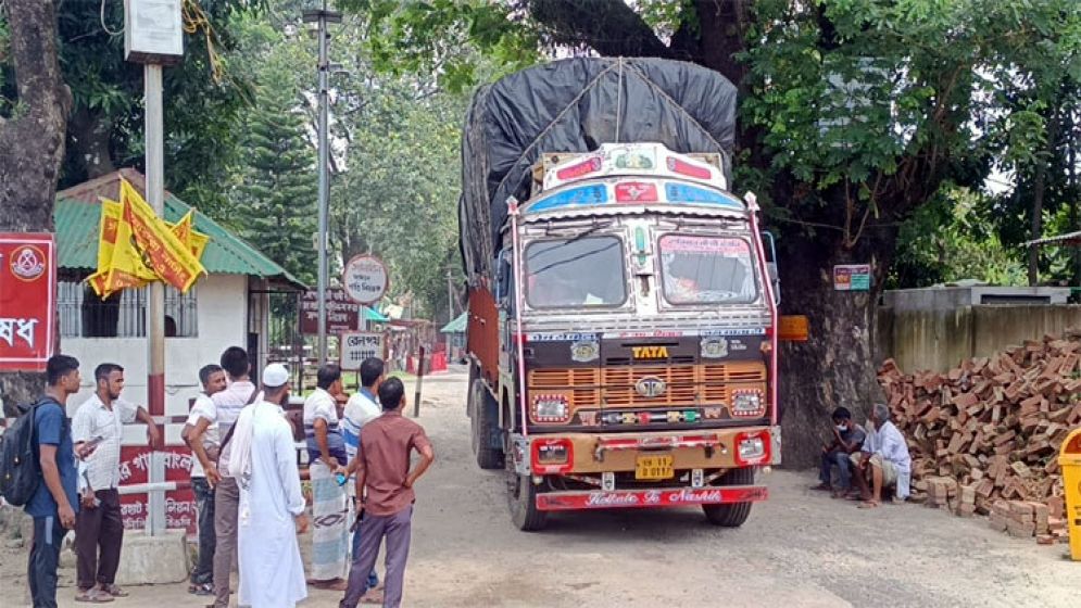 সার্ভার জটিলতা কাটিয়ে হিলি দিয়ে পণ্য আমদানি শুরু