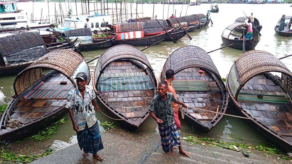 শীতলক্ষ্যায় সেন্ট্রাল খেয়াঘাটের মাঝিরা ইজারাদারের কাছে জিম্মি