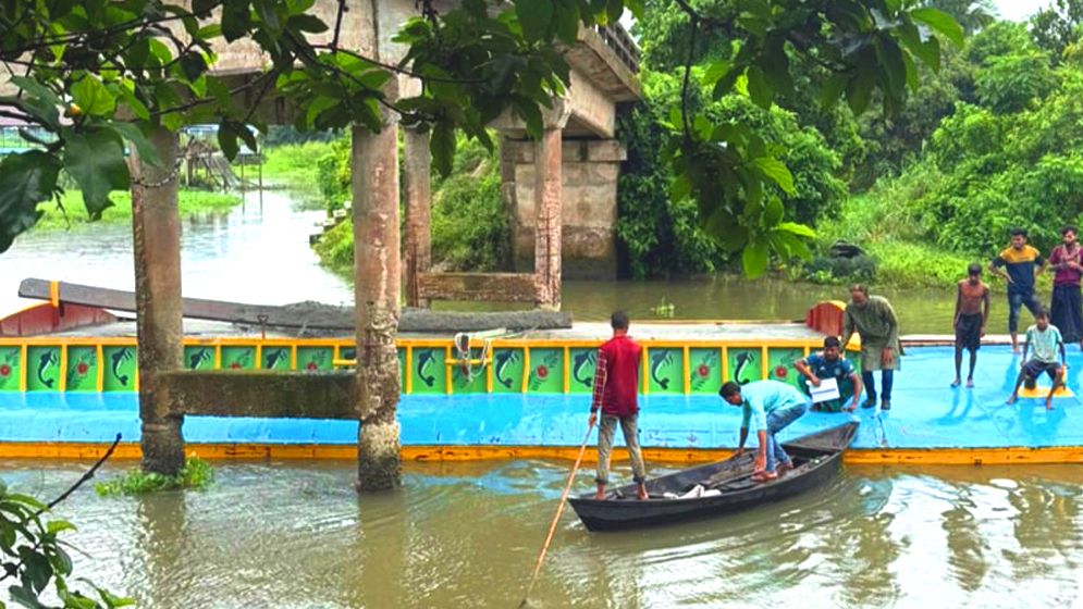 ঝুঁকিপূর্ণ সেতুর নিচে আটকে গেল বালুবাহী বাল্কহেড