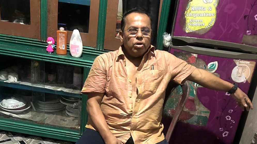 কেয়ারটেকারের বাড়িতে বেড়াতে এসে জনতার হাতে অবরুদ্ধ