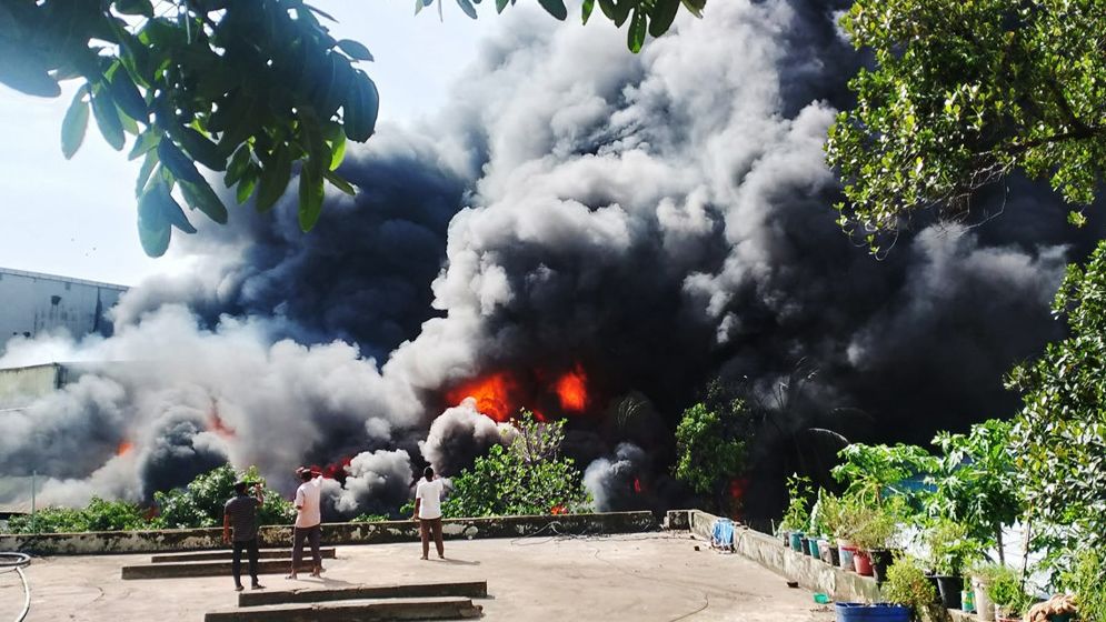 কর্ণফুলী ইপিজেডে ভবনে আগুন, নিয়ন্ত্রণে ৮ ইউনিট