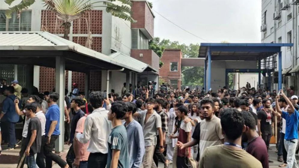 সচিবালয়ে ঢুকে পড়েছে বিক্ষুব্ধ শিক্ষার্থীরা