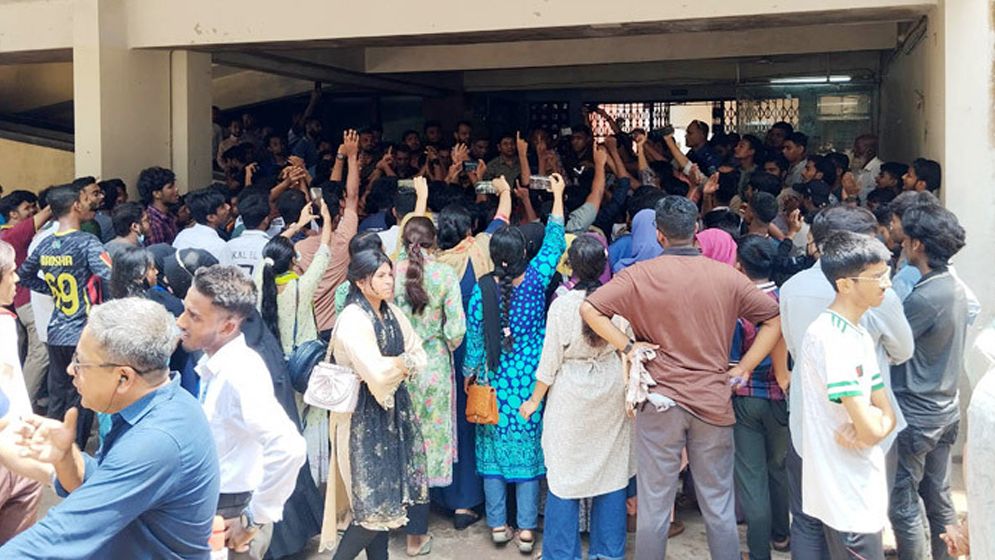 যশোর শিক্ষাবোর্ড ও জেলা প্রশাসকের কার্যালয় ঘেরাও