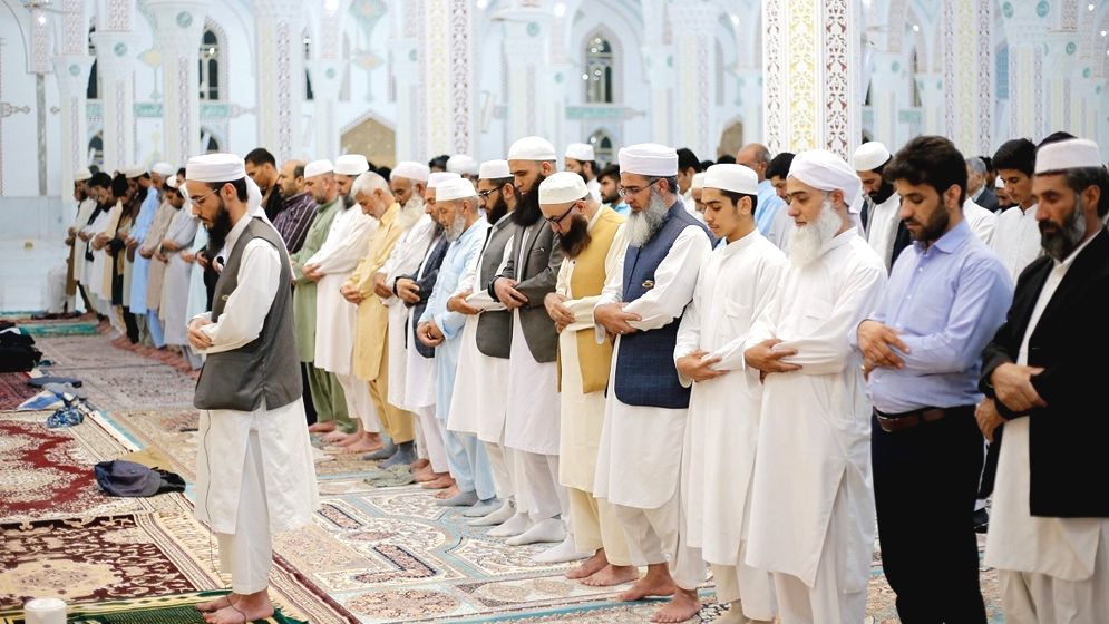 ইমামের পেছনে সুরা ফাতেহা পড়া নিয়ে ইমামরা কী বলেছেন