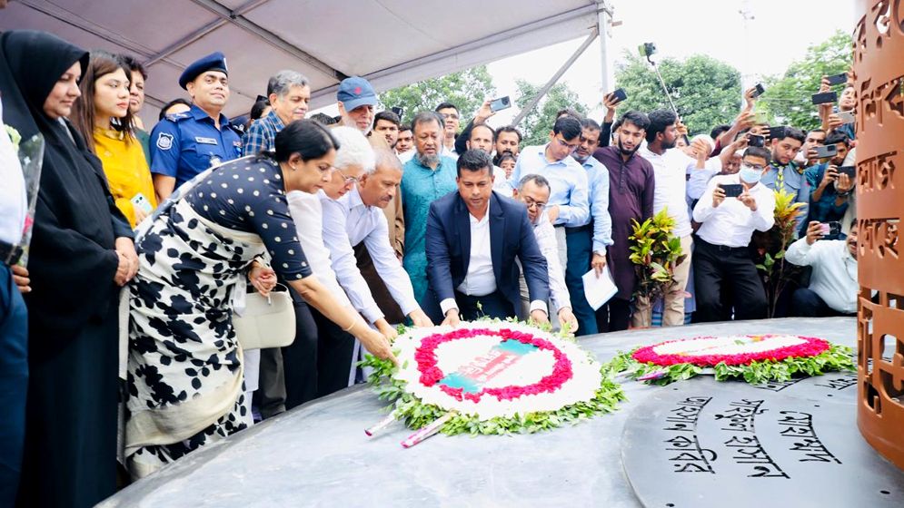 মাত্র চার দিনে “জুলাই শহীদ স্মৃতিস্তম্ভ” নির্মাণ