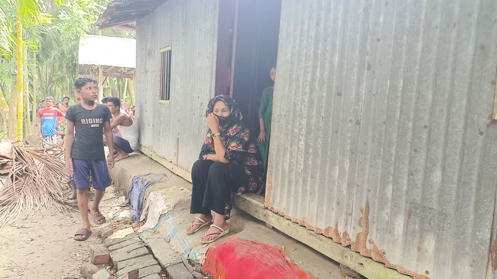 বিয়ের দাবিতে অনশনে প্রেমিকা, পালালেন প্রেমিক