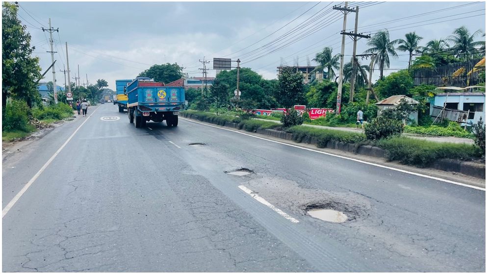 ঢাকা-চট্টগ্রাম মহাসড়ক যেন মরণফাঁদ